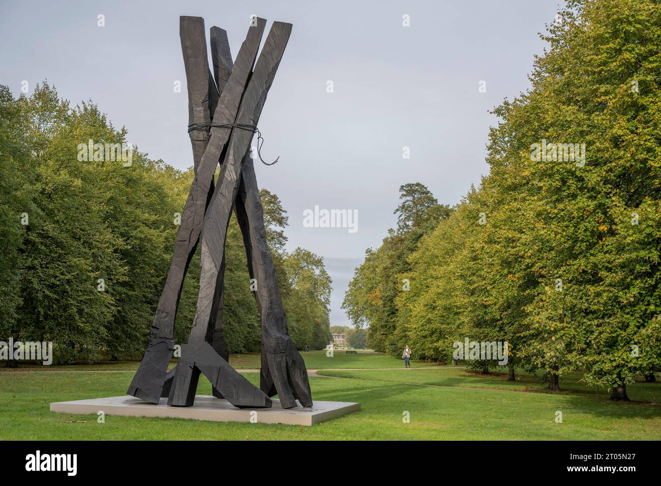 Serpentine South, Londra, Regno Unito. 4 ottobre 2023. Serpentine Gallery presenta la sua prima mostra personale di Georg Baselitz (B. 1938, Sassonia) dal 5 ottobre 2023 al 7 gennaio 2024. Comprende una monumentale scultura di nove metri di altezza Zero Dom (Zero Dome) all'interno dei Royal Parks, presentata per la prima volta nel Regno Unito. Crediti: Malcolm Park/Alamy Live News Foto Stock