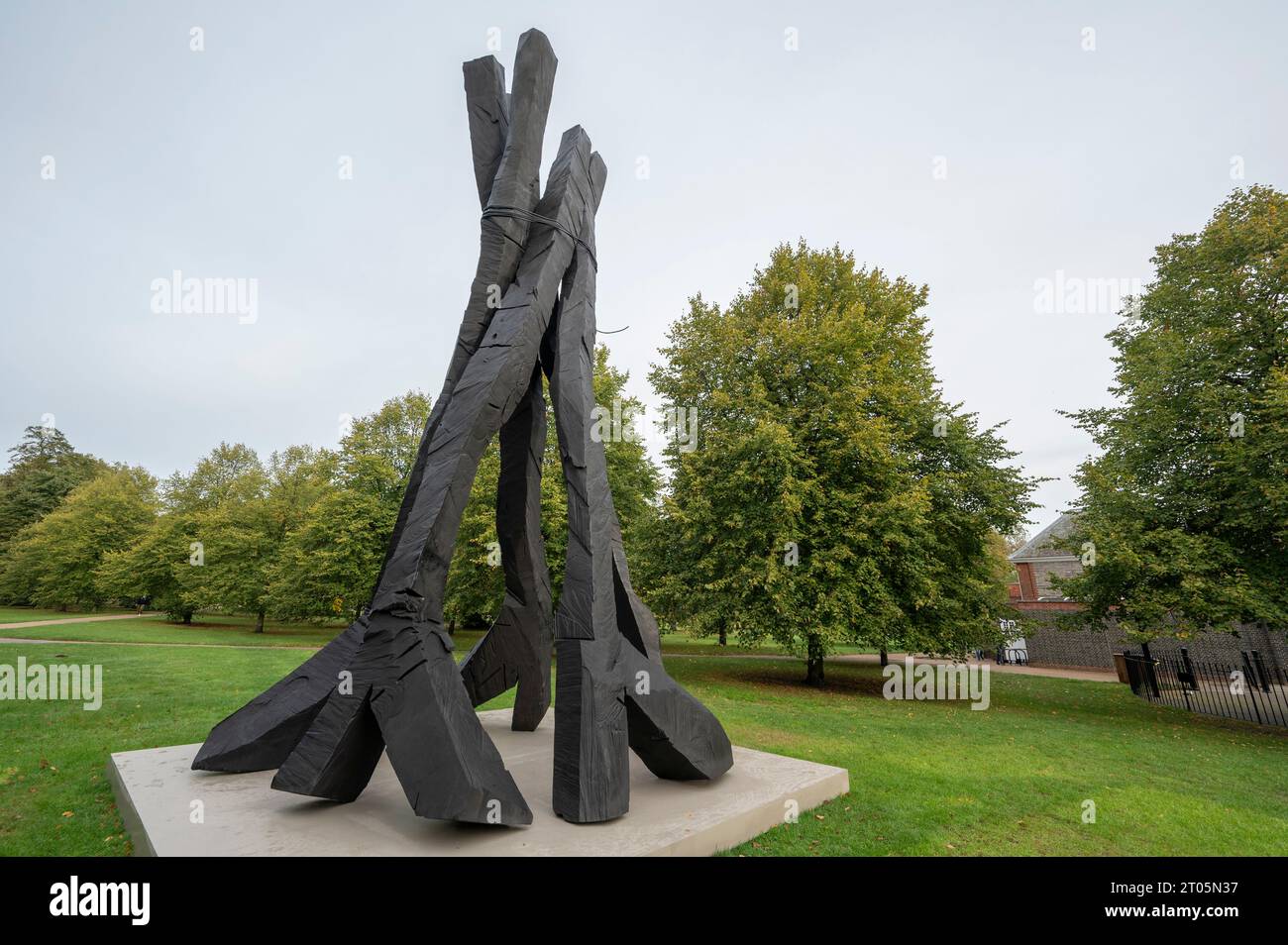 Serpentine South, Londra, Regno Unito. 4 ottobre 2023. Serpentine Gallery presenta la sua prima mostra personale di Georg Baselitz (B. 1938, Sassonia) dal 5 ottobre 2023 al 7 gennaio 2024. Comprende una monumentale scultura di nove metri di altezza Zero Dom (Zero Dome) all'interno dei Royal Parks, presentata per la prima volta nel Regno Unito. Crediti: Malcolm Park/Alamy Live News Foto Stock