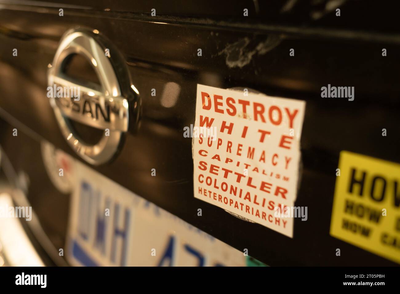 Un adesivo con la scritta Destroy White Supremacy Capitalism Settler Colonialism Heteropatriarchy, sul retro di un'auto. Foto Stock