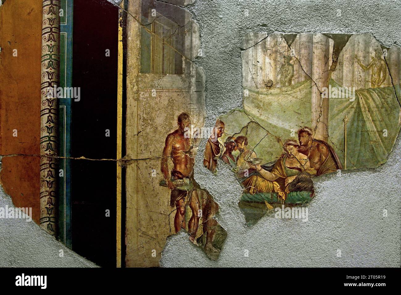 Casa di Giuseppe II - morte di Sofonisba - Casa di Giuseppe II affresco raffigurante, a sinistra, parti di un commestibile decorato con motivi cesellati. All'interno, una scena per banchetti. La città romana di fresco Pompei si trova vicino a Napoli, nella regione Campania. Pompei fu sepolta sotto 4-6 m di cenere vulcanica e pomice nell'eruzione del Vesuvio nel 79 d.C. Italia Foto Stock