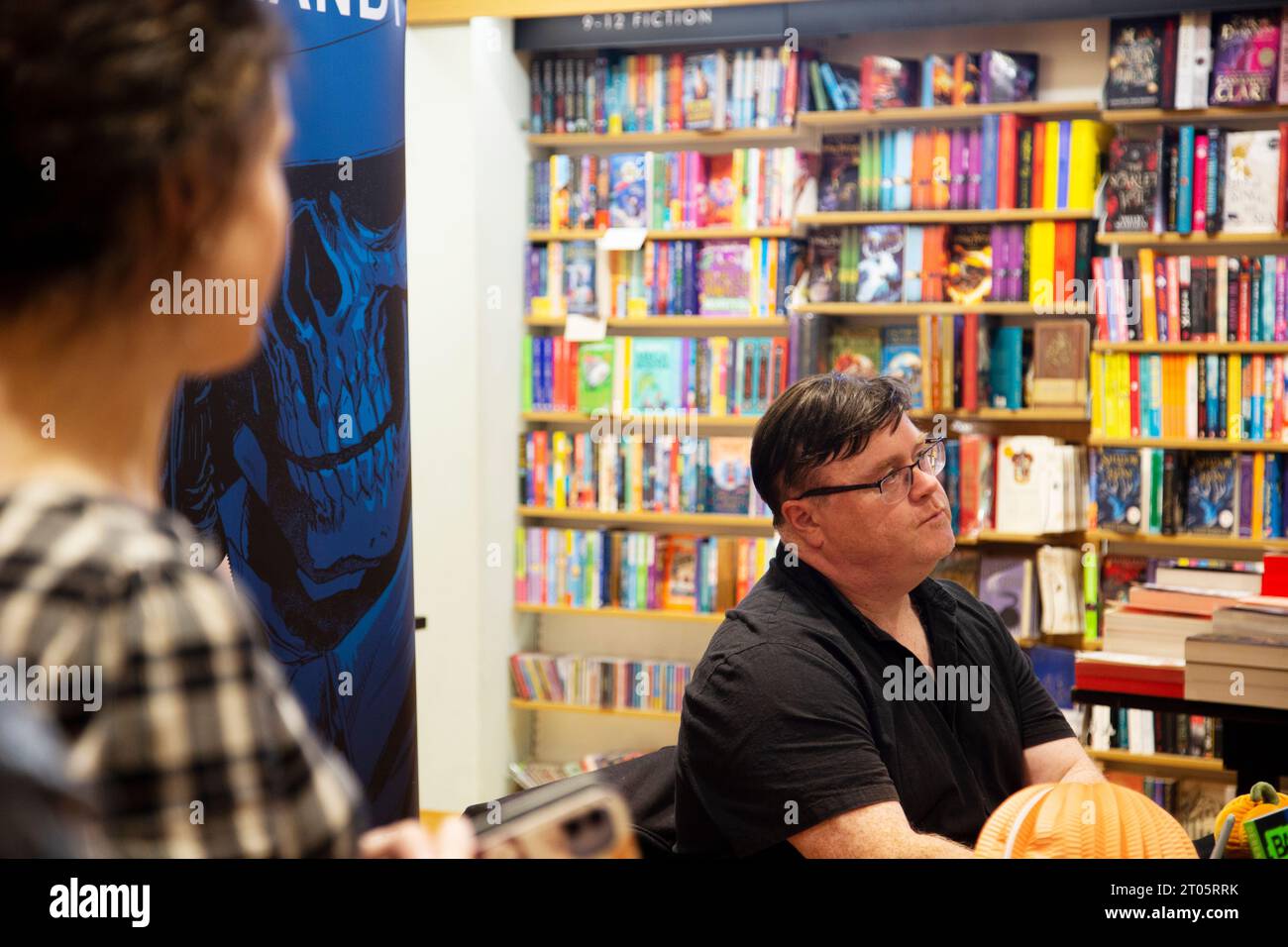 Derek Landy autore irlandese e sceneggiatore e autore dei libri Skulduggery Pleasant appare al Waterstones di Exeter Foto Stock