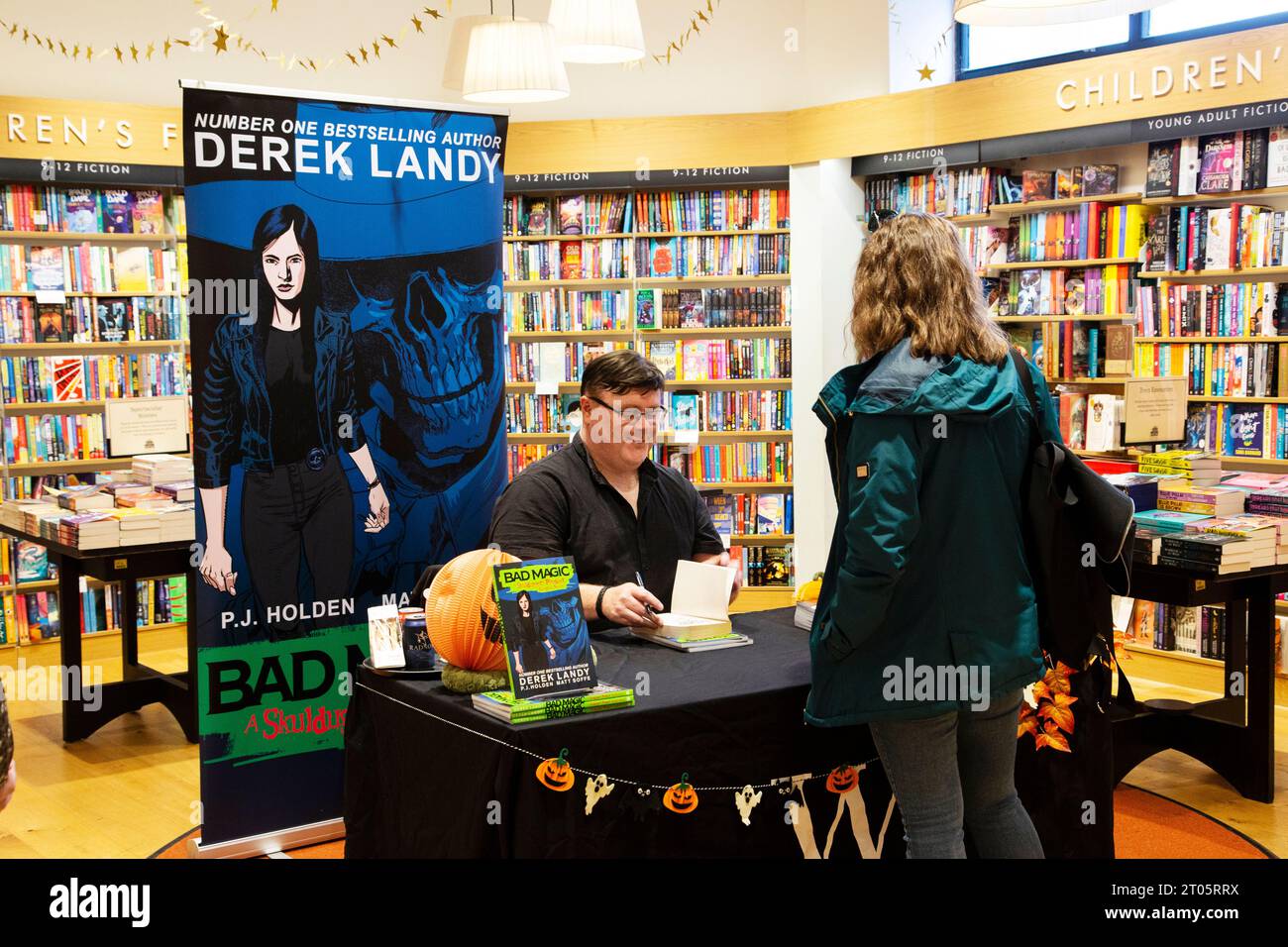 Derek Landy autore irlandese e sceneggiatore e autore dei libri Skulduggery Pleasant appare al Waterstones di Exeter Foto Stock