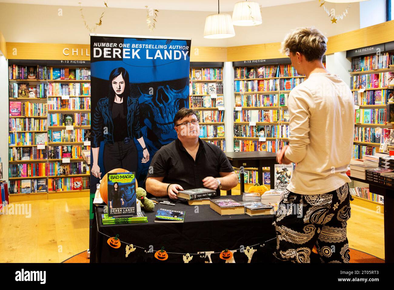 Derek Landy autore irlandese e sceneggiatore e autore dei libri Skulduggery Pleasant appare al Waterstones di Exeter Foto Stock