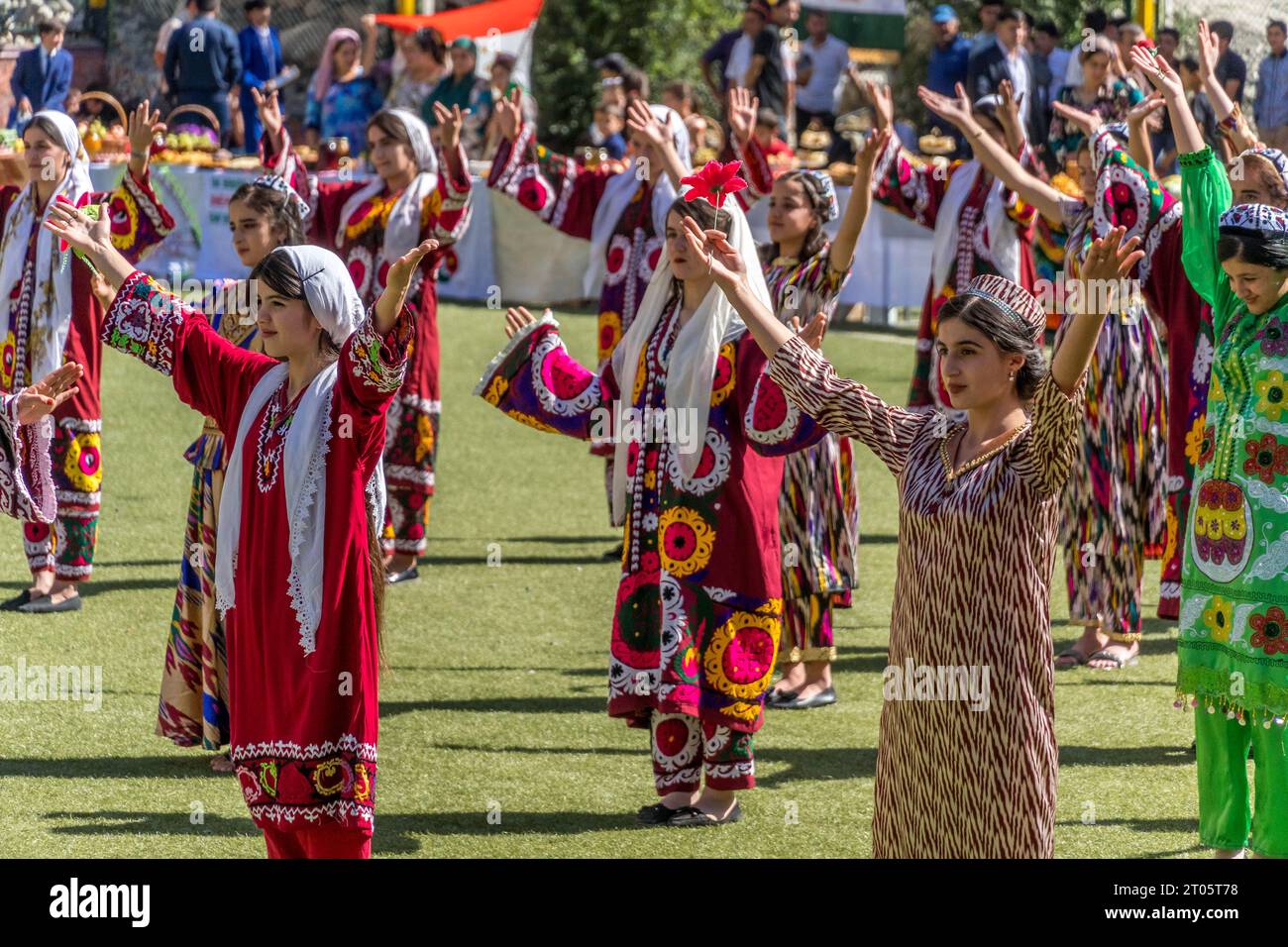 Le ragazze tagike con coloratissimi costumi nazionali ballano durante l'evento del giorno dell'indipendenza del Tagikistan nella provincia di Gorno-Badakhshan. Foto Stock