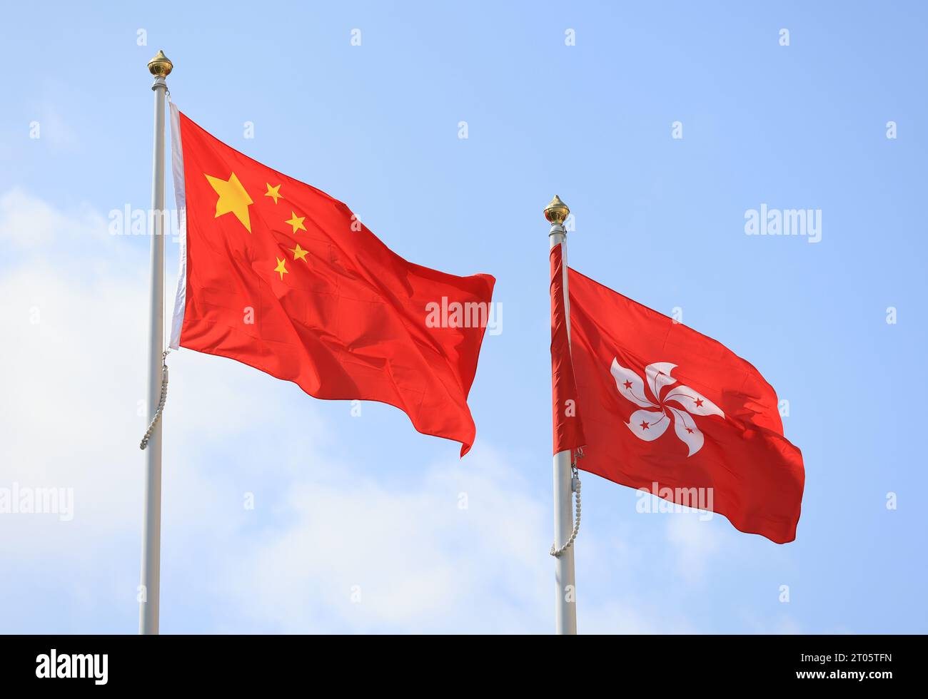 Bandiera cinese e di hong kong allestita in occasione della celebrazione del 74° anniversario della giornata nazionale della Repubblica Popolare Cinese contro i blu Foto Stock