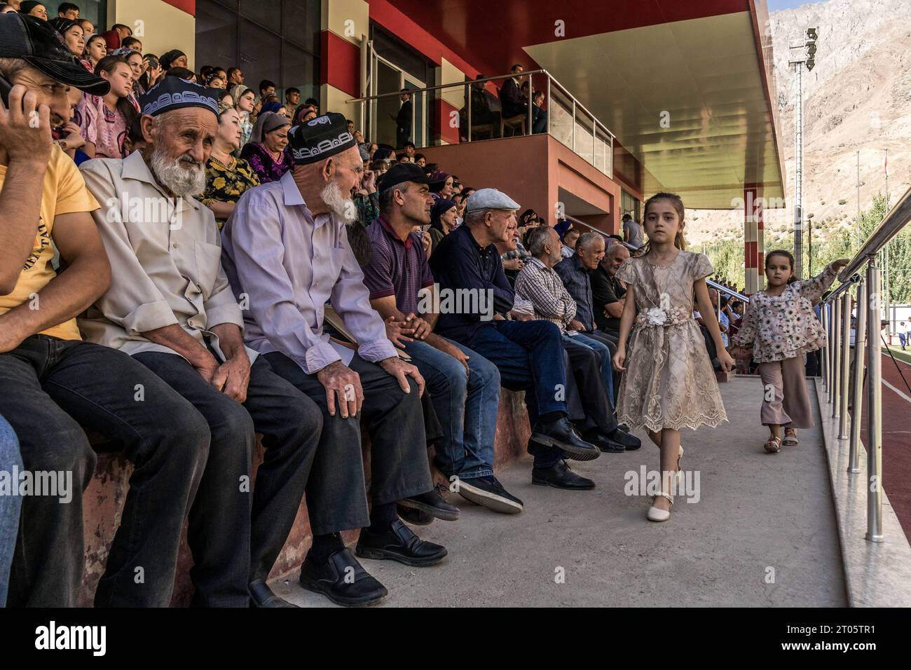 La popolazione locale di Tagiki è allo stadio per assistere alle esibizioni durante il giorno dell'indipendenza del Tagikistan nella provincia di Gorno-Badakhshan, Gorno-Badakhsh Foto Stock