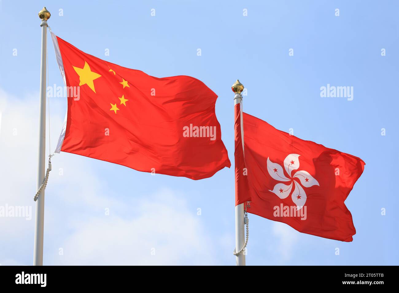 Bandiera cinese e di hong kong allestita in occasione della celebrazione del 74° anniversario della giornata nazionale della Repubblica Popolare Cinese contro i blu Foto Stock