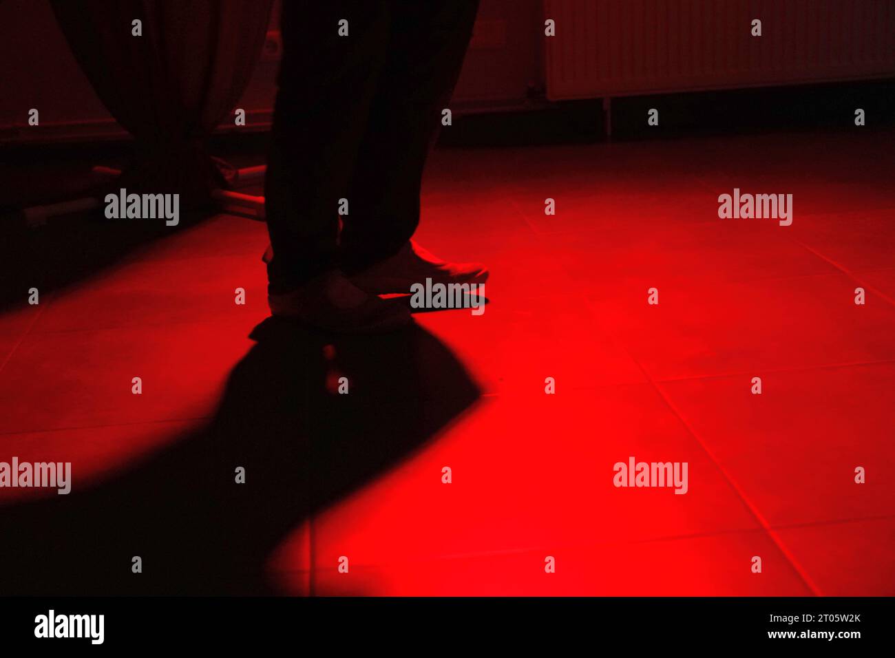 Tanzende Füße bei privater Party in einem Bremer Vereinsheim. *** Ballare piedi a festa privata nella Clubhouse di Brema credito: Imago/Alamy Live News Foto Stock