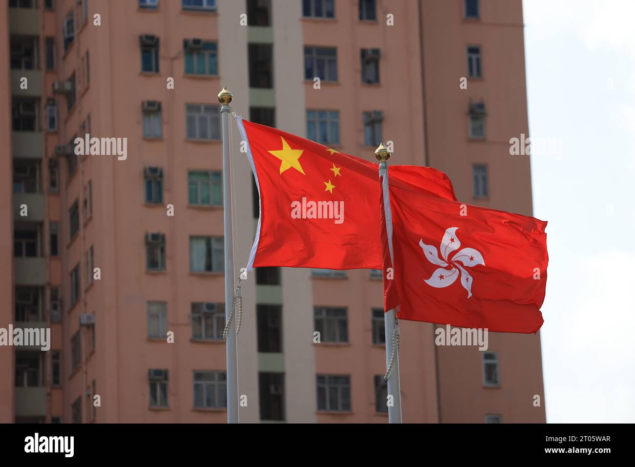Bandiera cinese e di hong kong allestita per celebrare il 74° anniversario della giornata nazionale della Repubblica Popolare Cinese con la vera festa Foto Stock