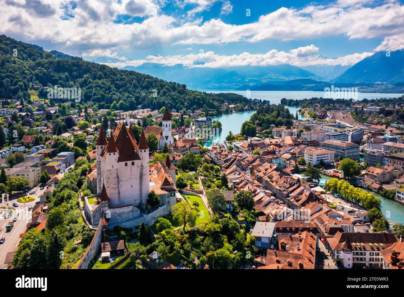 Panorama della città di Thun con le Alpi e il lago Thunersee, Svizzera. Città storica di Thun e lago di Thun con le montagne delle Alpi svizzere delle Highlands Bernesi a bac Foto Stock