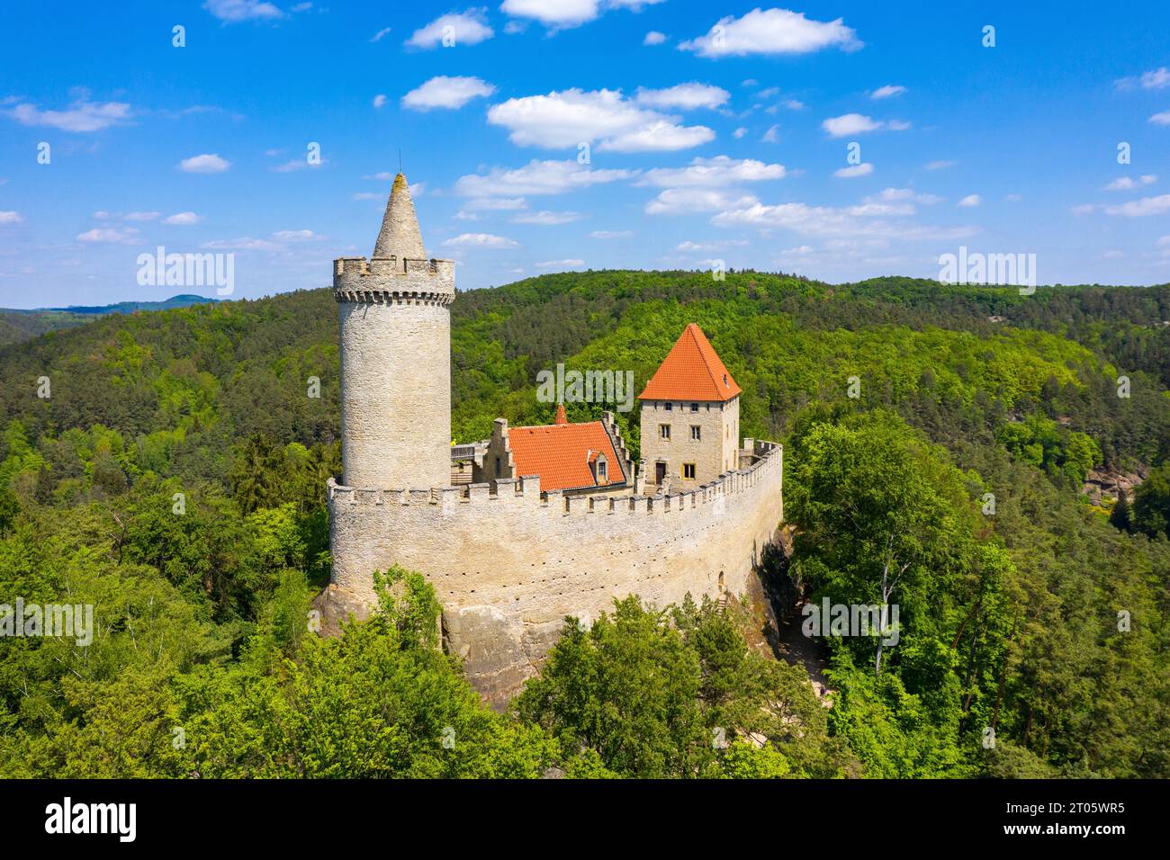 Veduta aerea del castello medievale di Kokorin vicino a Praga in Czechia. Europa centrale. Castello gotico medievale Kokorin, Kokorinsko paesaggio protetto zona i Foto Stock