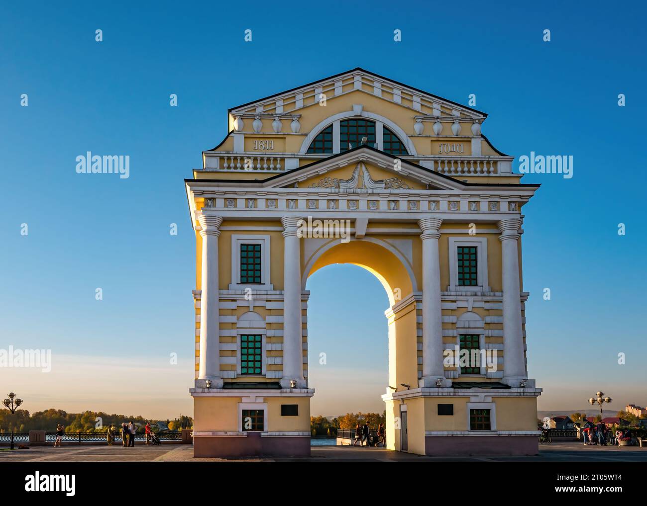 Grand Triumphal Arch o porta di Mosca di Angara Rver, Irktusk, Siberia, Federazione Russa Foto Stock