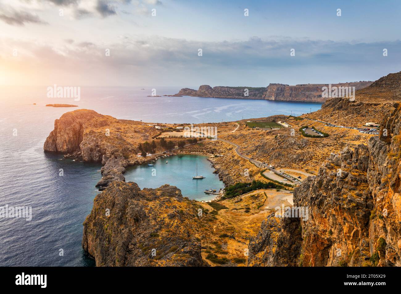 Vista aerea sulla baia di San Paolo a Lindos, isola di Rodi, Grecia. Foto panoramica che si affaccia sulla baia di St Pauls a Lindos sull'isola di Rodi, Grecia, EUR Foto Stock