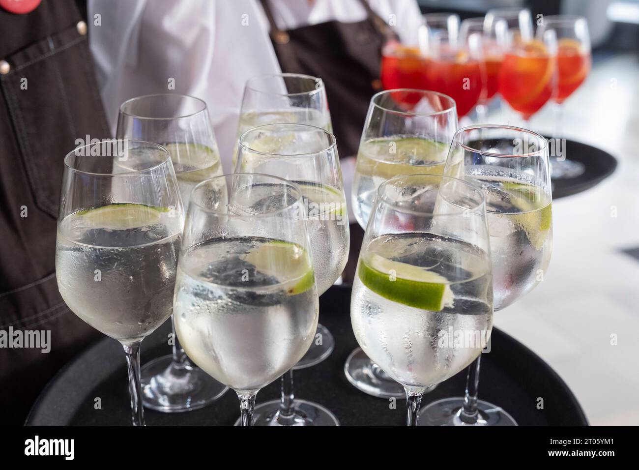GetrŠnke bei einer Sommerparty *** bevande ad una festa estiva Foto Stock