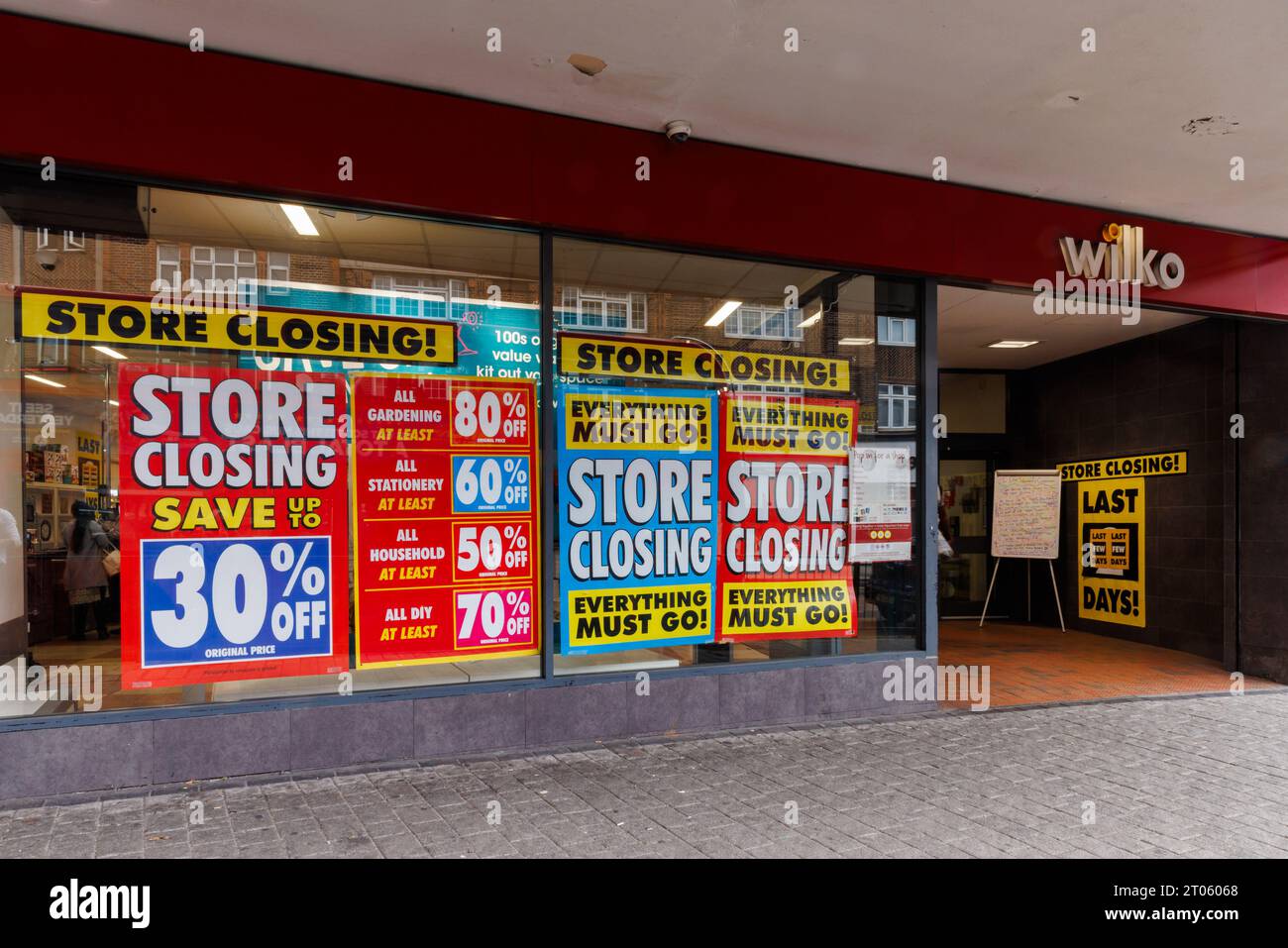 Wembley, Middlesex, Regno Unito. 4 ottobre 2023. Negli ultimi giorni ha fatto trading per il negozio Wilko a Wembley High Road, con scaffali in gran parte vuoti e la filiale che vende i suoi pochi articoli rimanenti per grandi riduzioni. Il rivenditore del Regno Unito, precedentemente Wilkinson hardware Stores, ha annunciato il 10 agosto 2023 che stava entrando in amministrazione con tutti i 400 negozi di Wilko che chiudevano all'inizio di ottobre lasciando 12.500 membri del personale in esubero. Foto di Amanda Rose/Alamy Live News Foto Stock