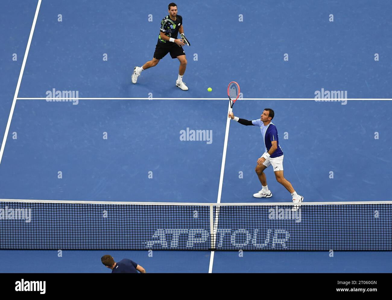 Pechino, Cina. 4 ottobre 2023. Ivan Dodig (R) della Croazia e Austin Krajicek degli Stati Uniti competono durante la finale di doppio maschile tra Wesley Koolhof/Neal Skupski e Austin Krajicek/Ivan Dodig al torneo di tennis China Open 2023 a Pechino, capitale della Cina, 4 ottobre 2023. Crediti: Zhang Chenlin/Xinhua/Alamy Live News Foto Stock