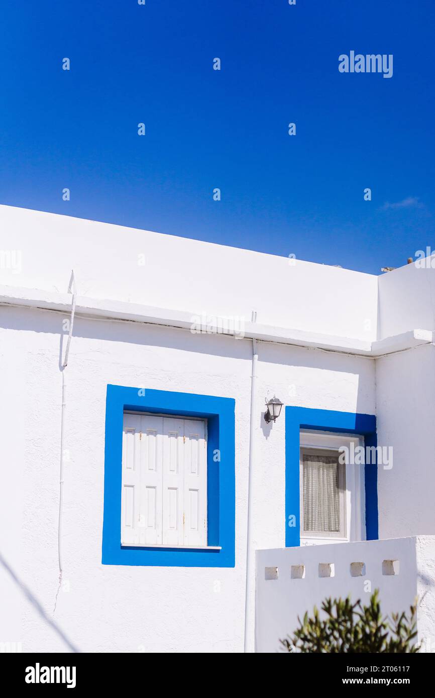 Finestre blu per la casa bianca a Kalymnos in Grecia Foto Stock