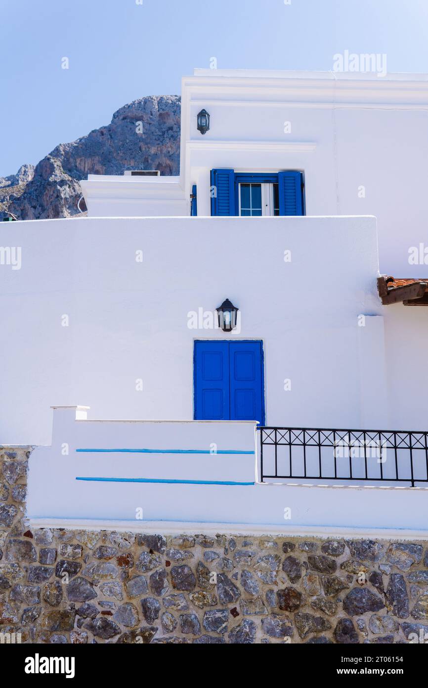Porta blu per la casa bianca a Kalymnos in Grecia Foto Stock
