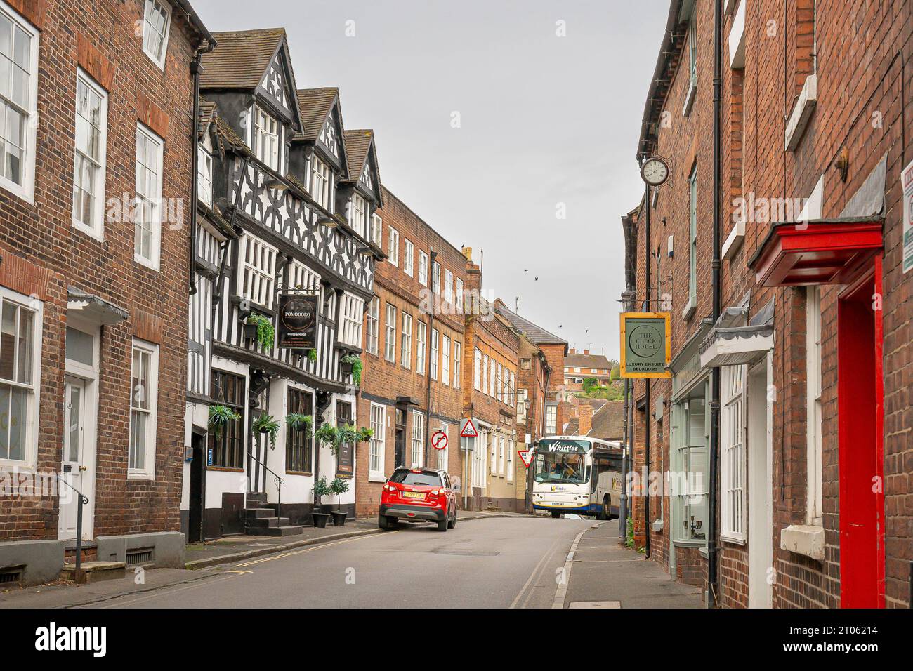 Un grande pullman si muove attraverso strade strette nella piccola città di Bewdley. Foto Stock