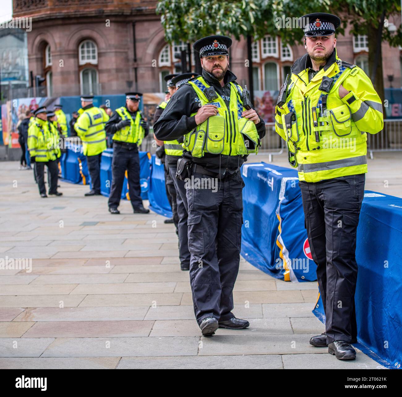La polizia ha coperto le strade MANCHESTER, INGHILTERRA. LE IMMAGINI DI DIVISIONE mostrano l'intensa atmosfera che circonda la Conferenza dei Conservatori a Manchester Foto Stock