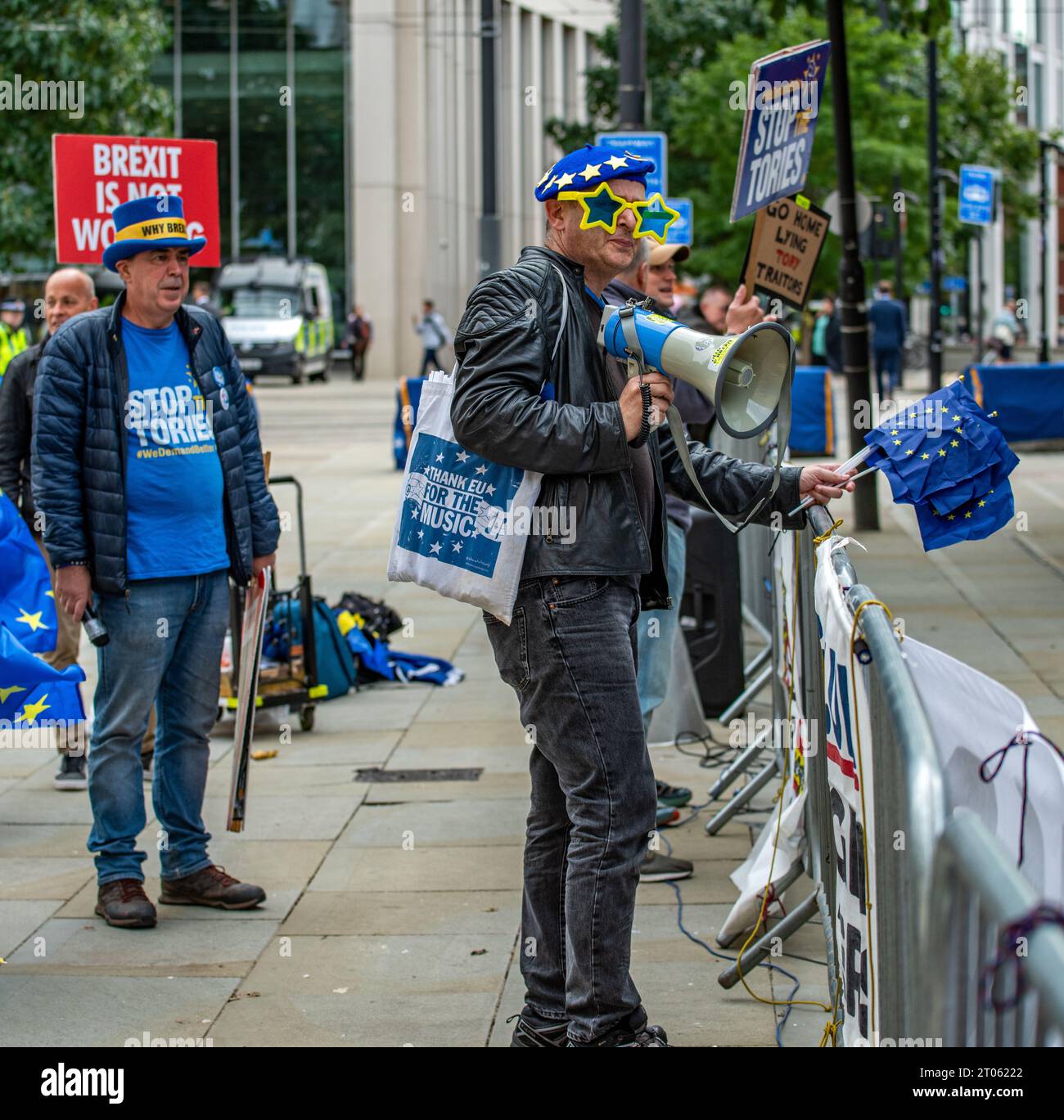 I manifestanti si vestono di colori dell'Ucraina e hanno bandiere dell'UE in mano MANCHESTER, INGHILTERRA IMMAGINI DIVISIVE mostrano l'intensa atmosfera circostante Foto Stock