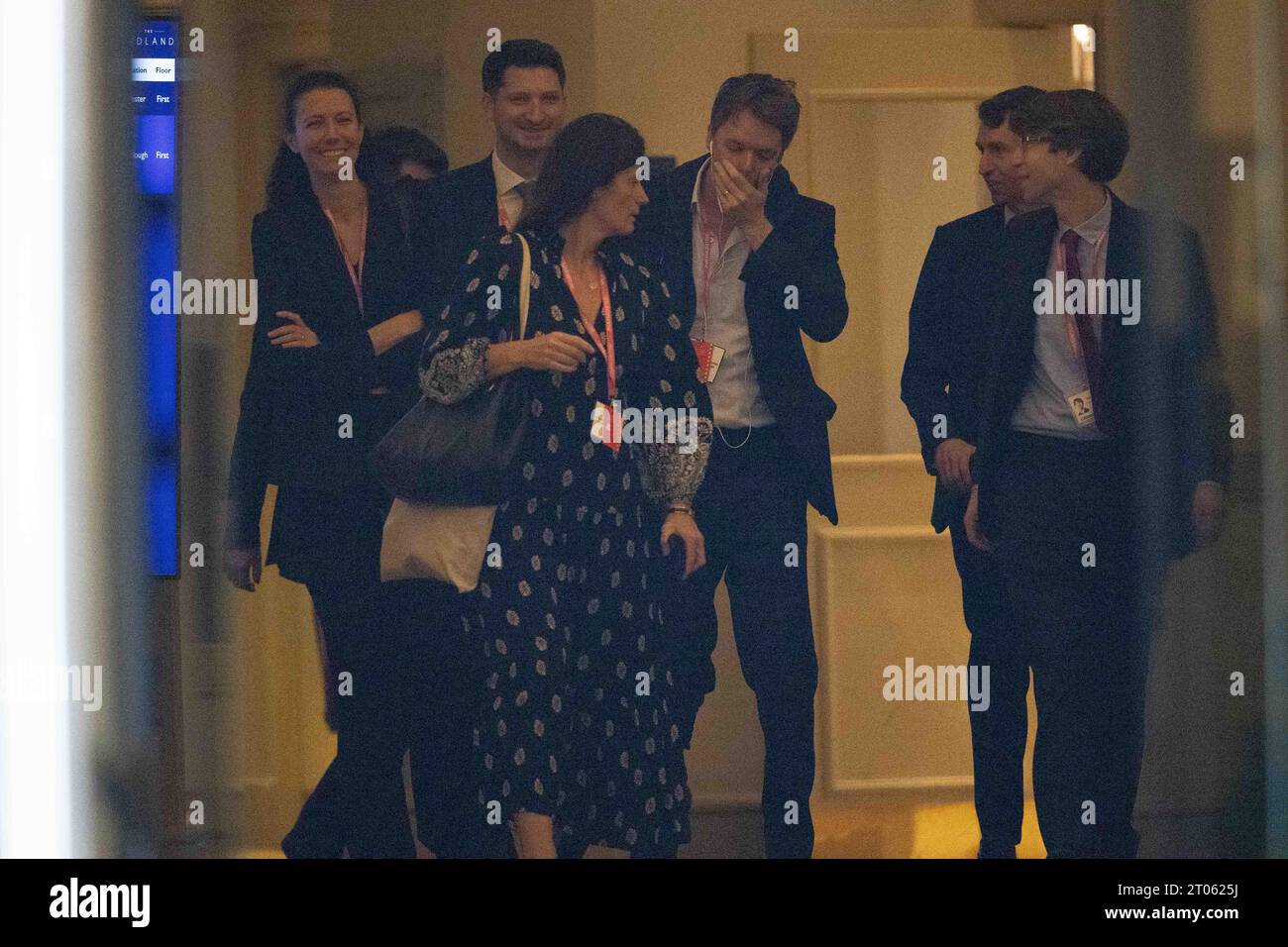 Liam Booth-Smith Looking Tired, insieme a Lisa Lovering nell'ultimo giorno della Conferenza del Partito Conservatore al Manchester Central Convention Complex, Manchester mercoledì 4 ottobre 2023. (Foto: Pat Scaasi | mi News) crediti: MI News & Sport /Alamy Live News Foto Stock