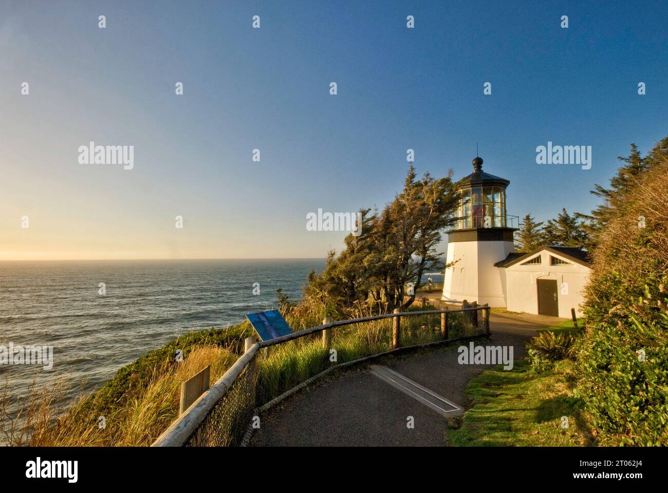 Faro di Cape Meares sulla Three Capes Scenic Route, vicino a Oceanside, Oregon, Stati Uniti Foto Stock