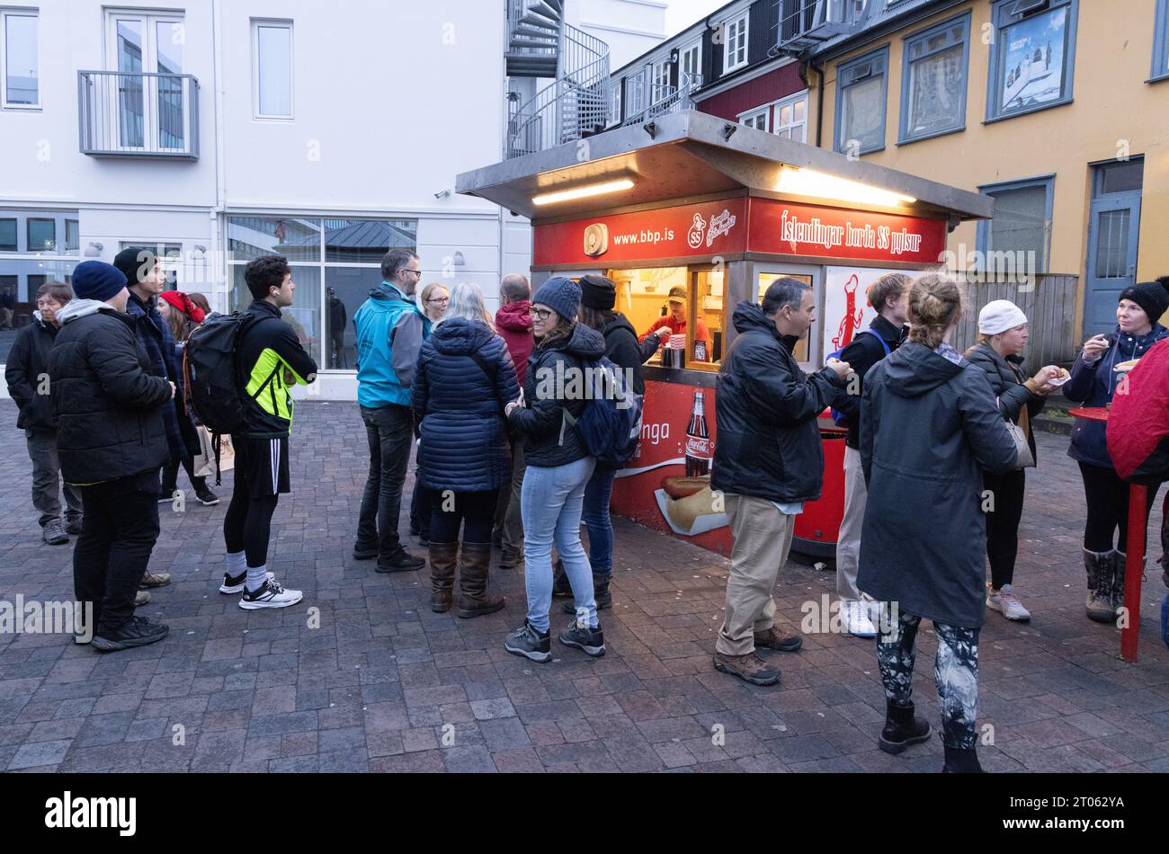 Le persone a Bæjarins Beztu Pylsur sono in stand o stallo per hot dog famosi dal 1937; Reykjavik, Islanda. Cibo Reykjavik Foto Stock