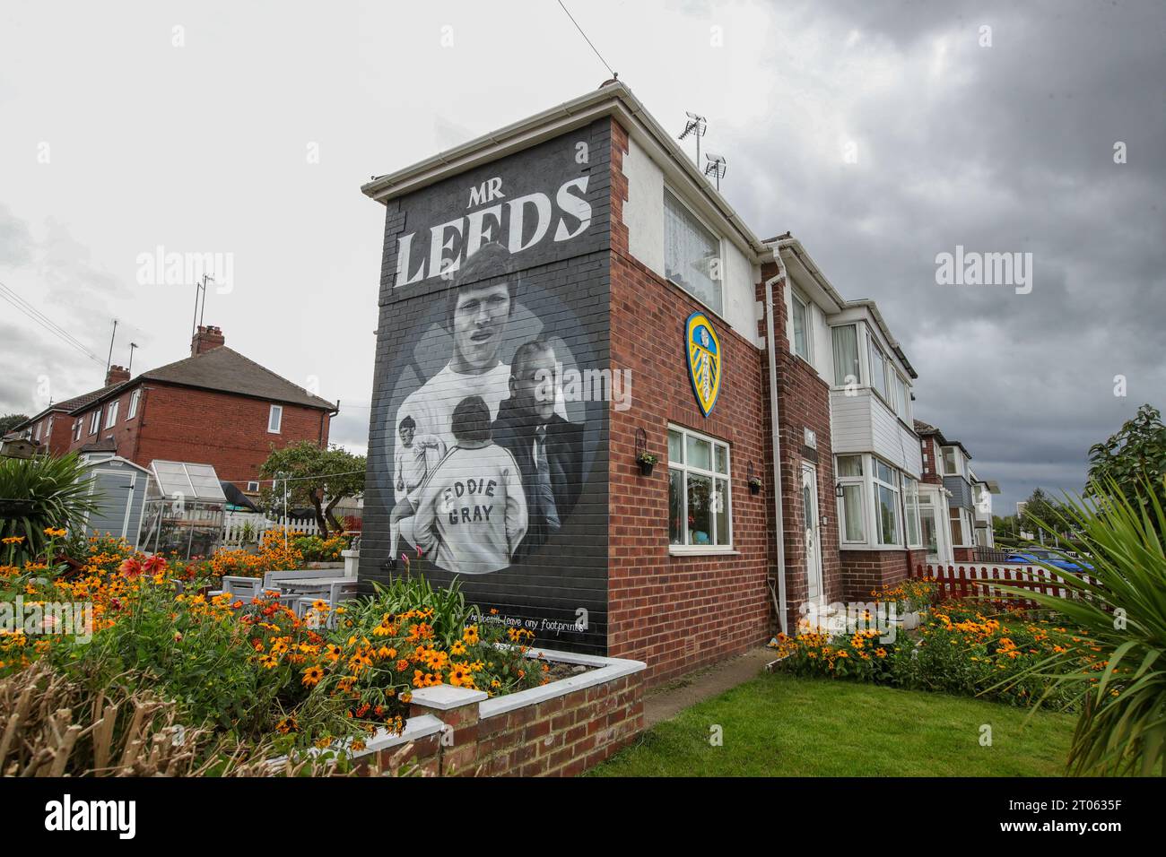 Un murale intitolato "Mr Leeds" fuori dallo stadio Elland Road rende omaggio a Eddie Gray in vista della partita del campionato Sky Bet Leeds United vs Queens Park Rangers a Elland Road, Leeds, Regno Unito, 4 ottobre 2023 (foto di James Heaton/News Images) Foto Stock