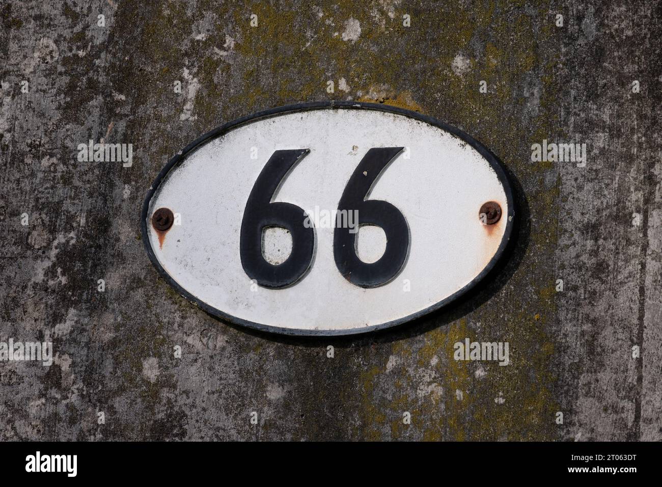 Targa del ponte numero 66 sul canale Stratford-upon-Avon, Warwickshire, Regno Unito Foto Stock