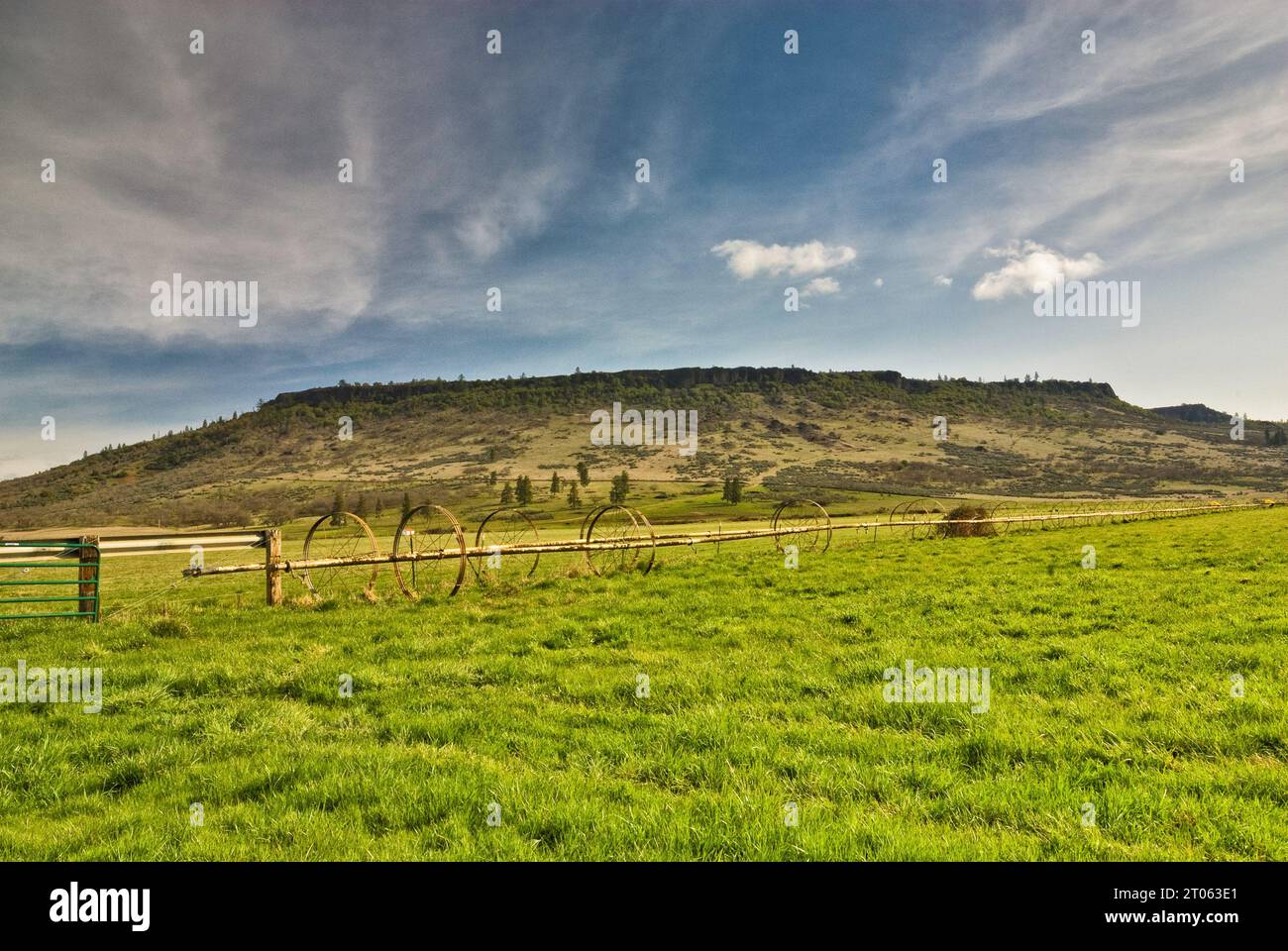 Tabella superiore Rock altopiano vulcanico su campi con ruota di sprinkler di linea di un sistema di irrigazione nei pressi di Medford, Oregon, Stati Uniti d'America Foto Stock