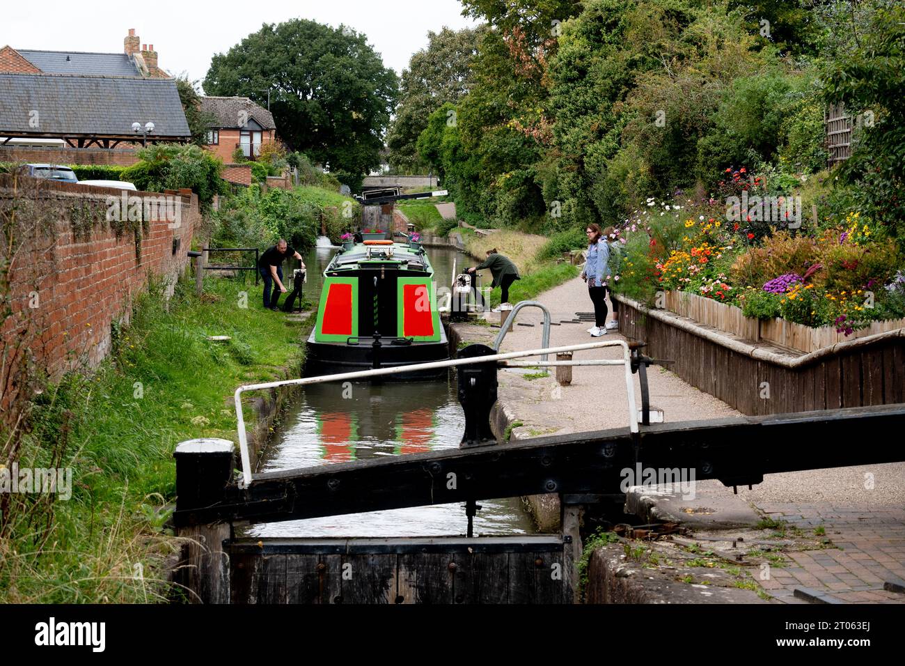 Una barca stretta in una chiusa di canale nel centro di Stratford-upon-Avon, Warwickshire, Inghilterra, Regno Unito Foto Stock