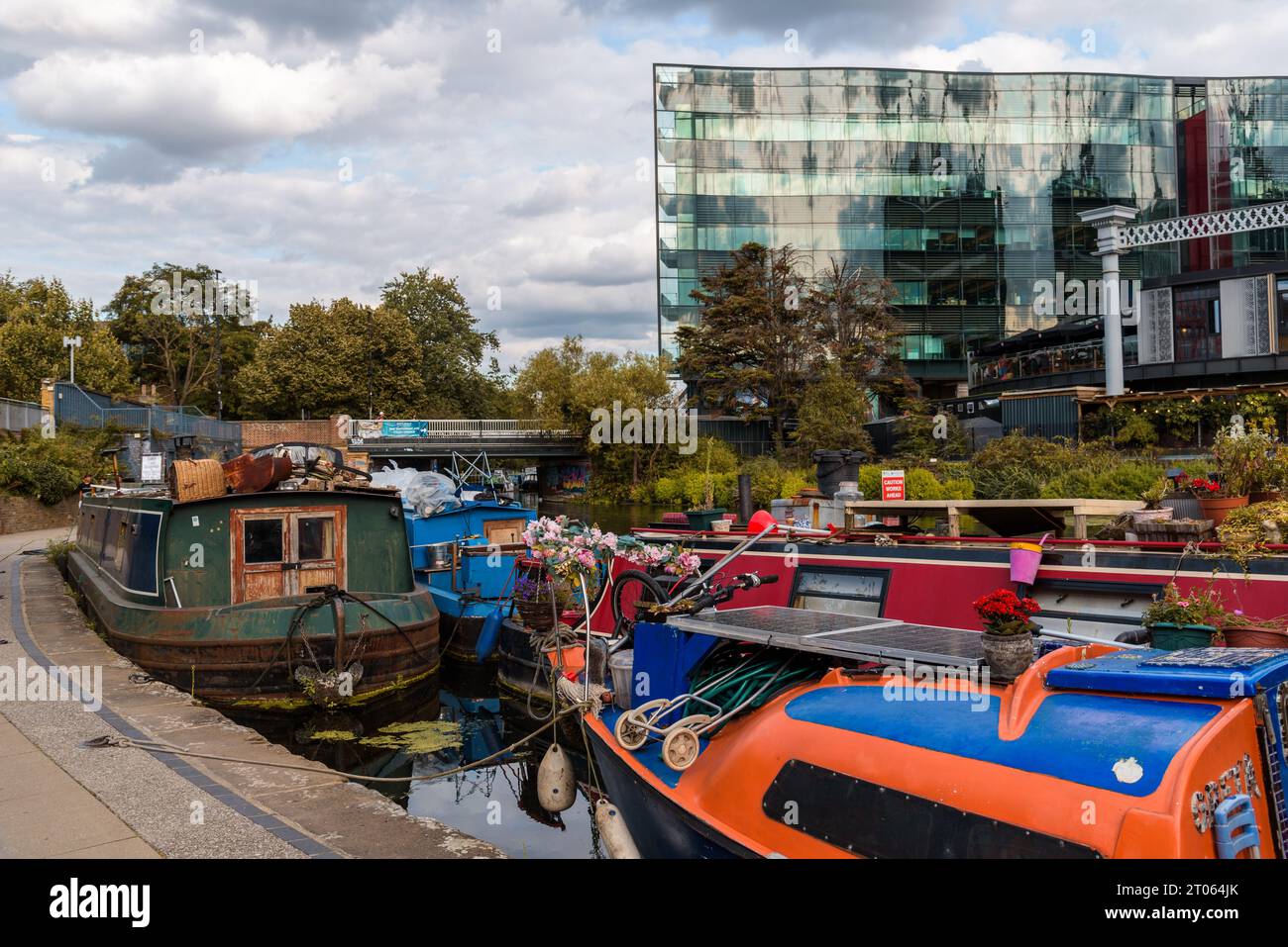 Londra, Regno Unito - 25 agosto 2023: Regents Canal a Kings Cross. Chiatte tradizionali ormeggiate Foto Stock