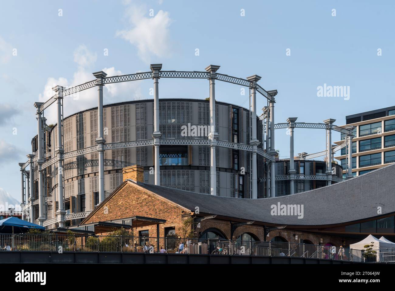 Londra, Regno Unito - 25 agosto 2023: Area di Coal Drops Yard a Kings Cross oltre al Regents Canal Foto Stock