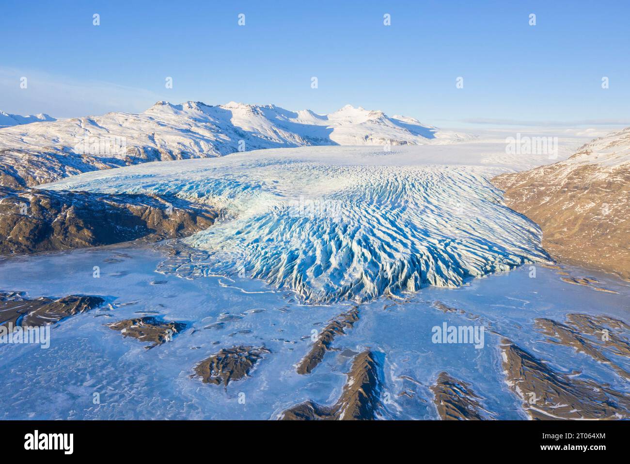 Vista aerea sulla lingua ghiacciata Falljökull in inverno, uno dei numerosi ghiacciai di sbocco del ghiacciaio Vatnajökull / Vatna, la più grande calotta glaciale dell'Islanda, Austurland Foto Stock