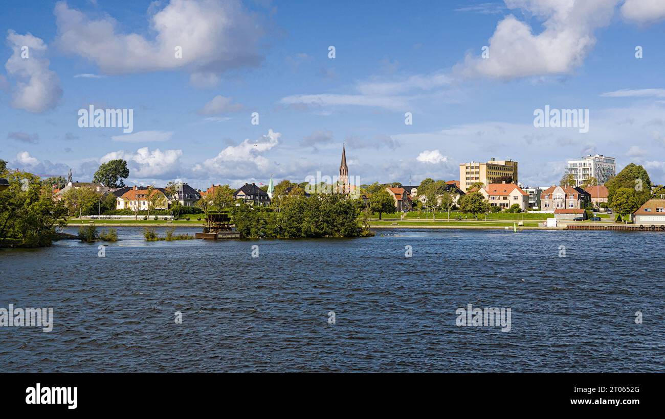 Edifici sul lato del fiume a Fredrikstad. Foto Stock