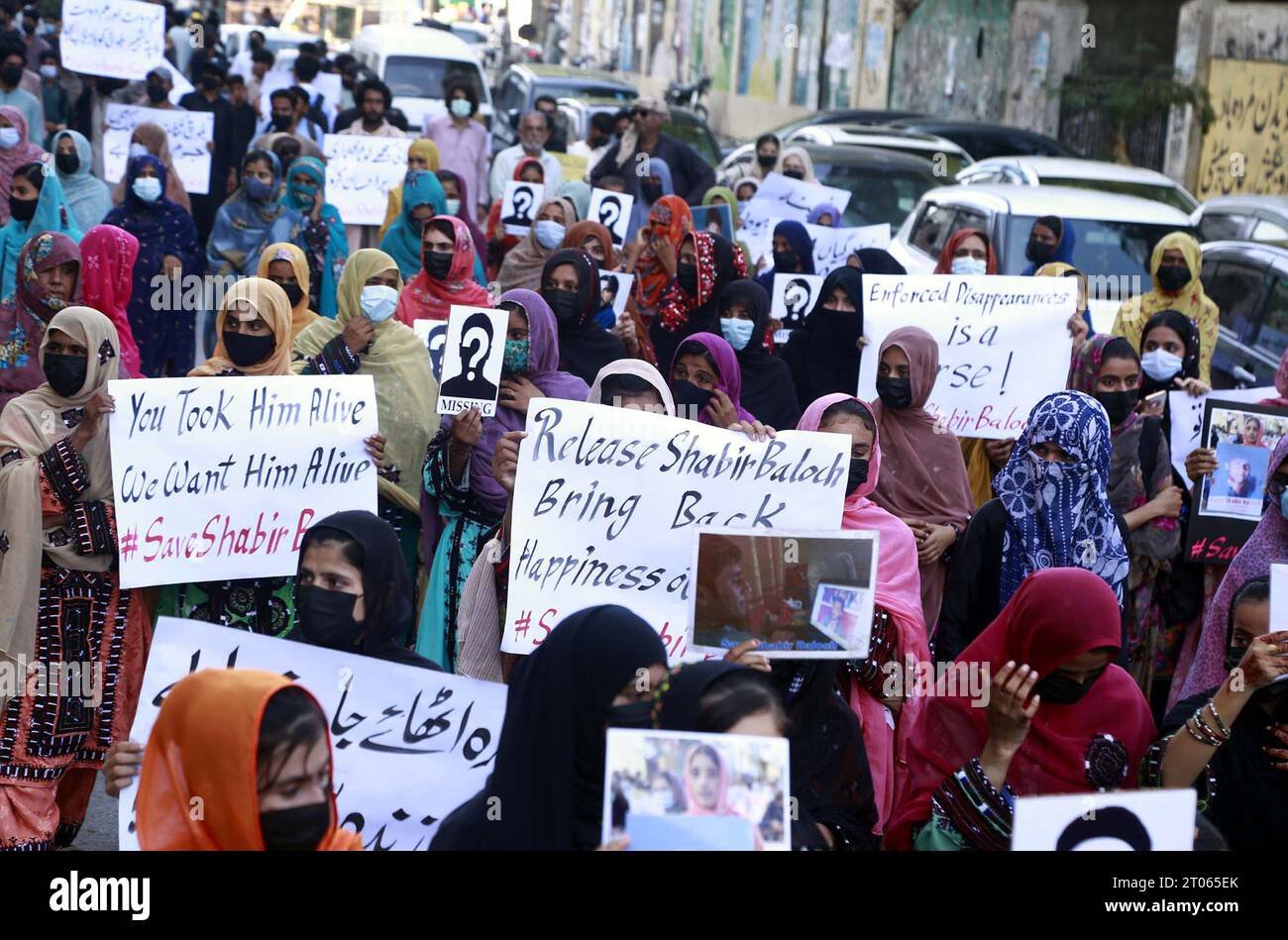 I parenti di Shabir Baloch stanno tenendo una manifestazione di protesta contro la scomparsa forzata, al club stampa di Karachi mercoledì 4 ottobre 2023. Foto Stock