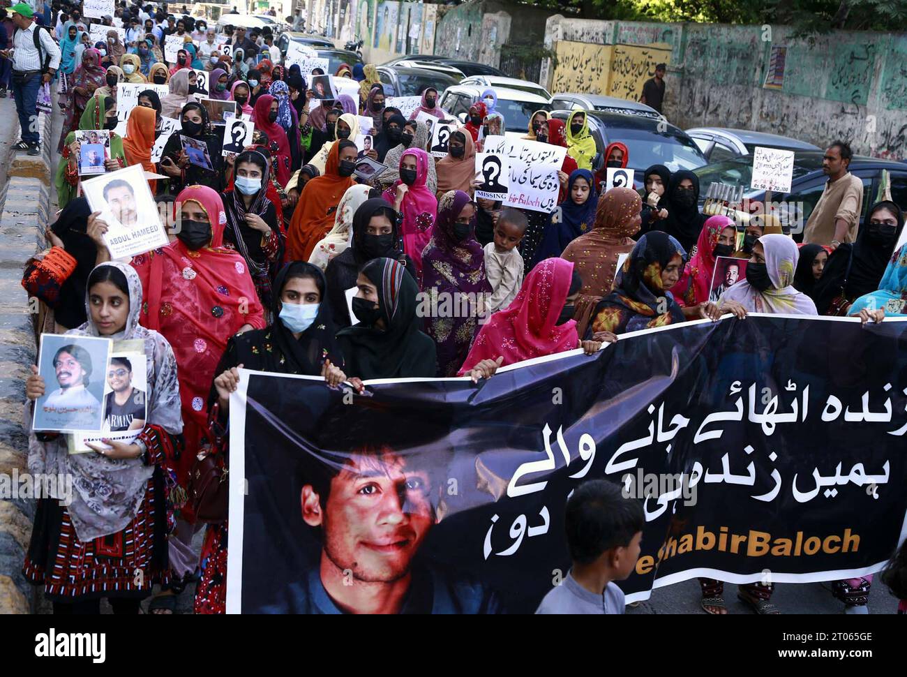 I parenti di Shabir Baloch stanno tenendo una manifestazione di protesta contro la scomparsa forzata, al club stampa di Karachi mercoledì 4 ottobre 2023. Foto Stock