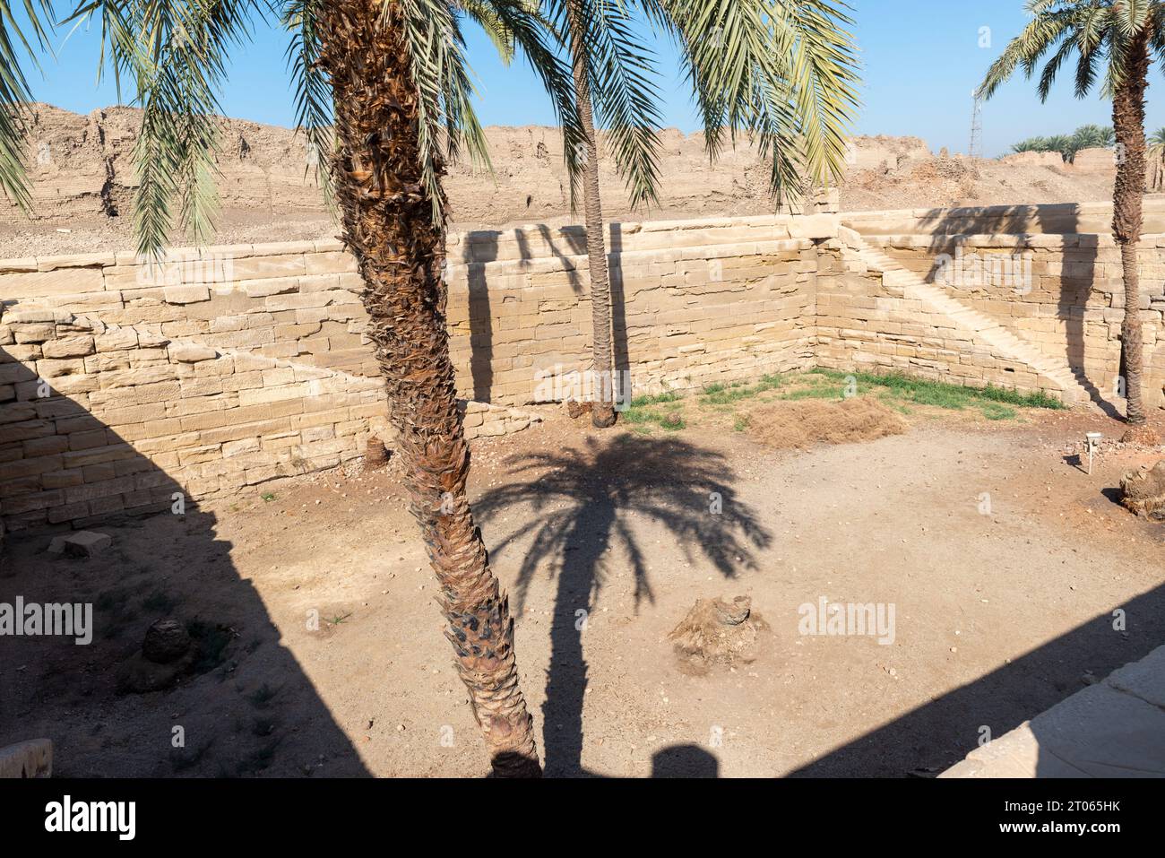 Piscina del lago sacro nel cortile esterno del complesso del tempio di Dendera, Dendera, Egitto Foto Stock