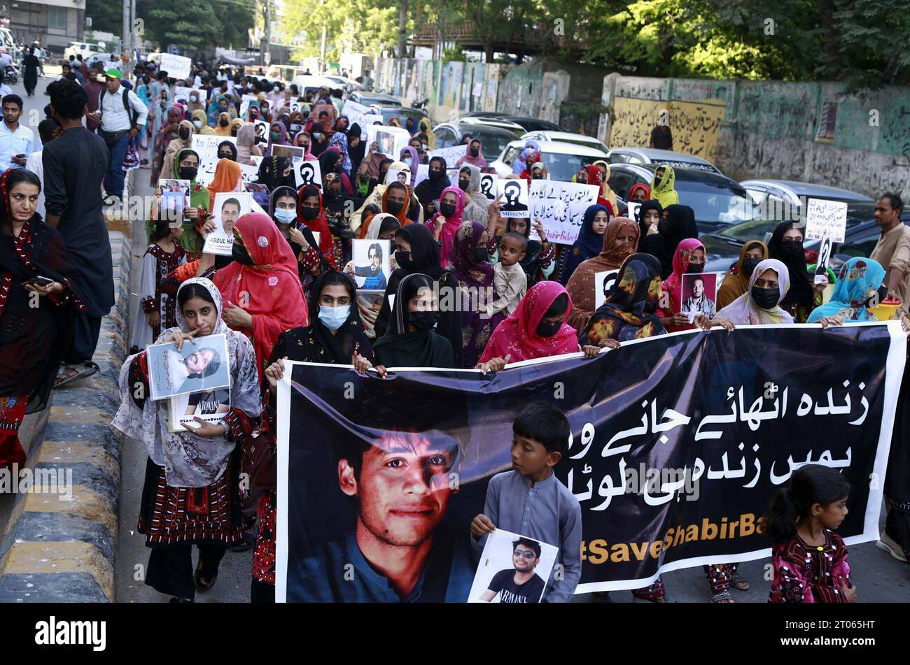 I parenti di Shabir Baloch stanno tenendo una manifestazione di protesta contro la scomparsa forzata, al club stampa di Karachi mercoledì 4 ottobre 2023. Foto Stock