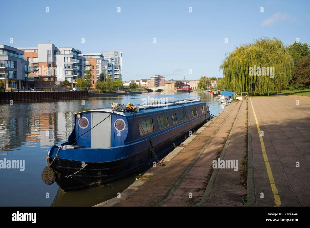 Barca stretta ormeggiata sul fiume Nene che attraversa il centro di Peterborough Foto Stock