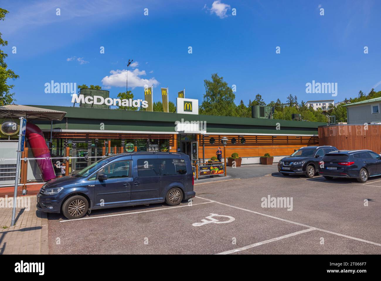 Vista del parcheggio di fronte al ristorante McDonald's. Svezia. Stoccolma. Foto Stock