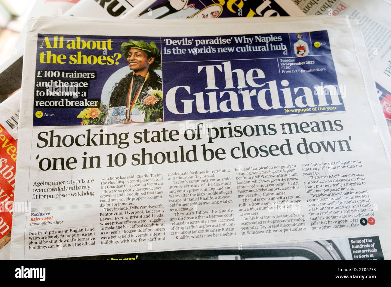 "Lo stato scioccante delle prigioni significa "un in10 dovrebbe essere chiuso" titolo del quotidiano Guardian prima pagina carcere articolo 26 settembre 2023 Londra Regno Unito Foto Stock