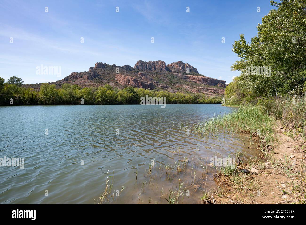 Rocher de Roquebrune e il fiume Argent in primo piano con spazio copia, Roquebrune-sur-Argens. Una destinazione turistica nel sud della Francia Foto Stock