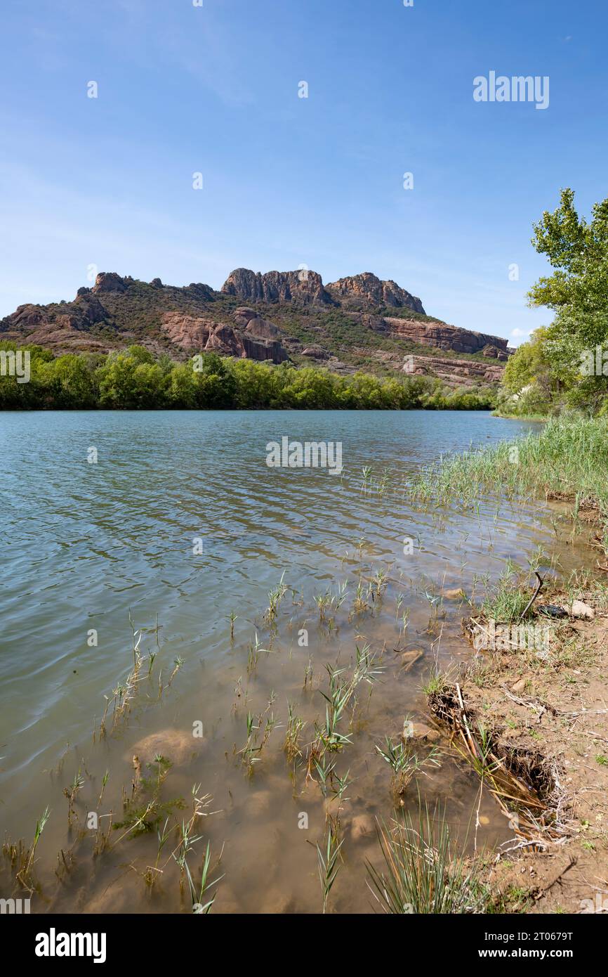 Rocher de Roquebrune sorge sopra il fiume Argens, un sereno cielo blu offre spazio per le copie, Roquebrune-sur-Argens, Francia Foto Stock