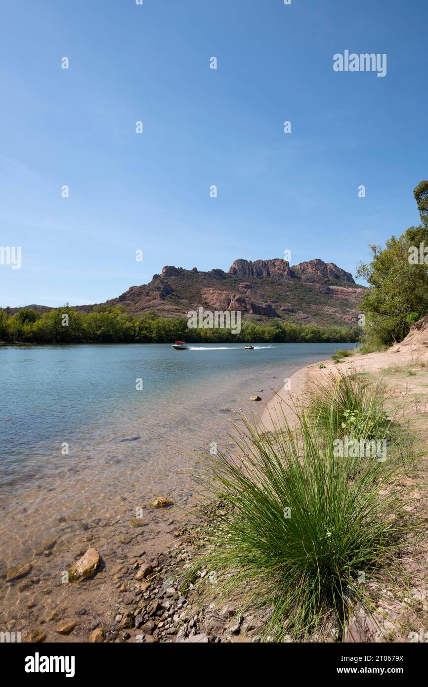 Motoscafo che attira persone su una boa trainata sul fiume Argens con Rocher de Roquebrune sullo sfondo, Francia, un'attrazione turistica Foto Stock