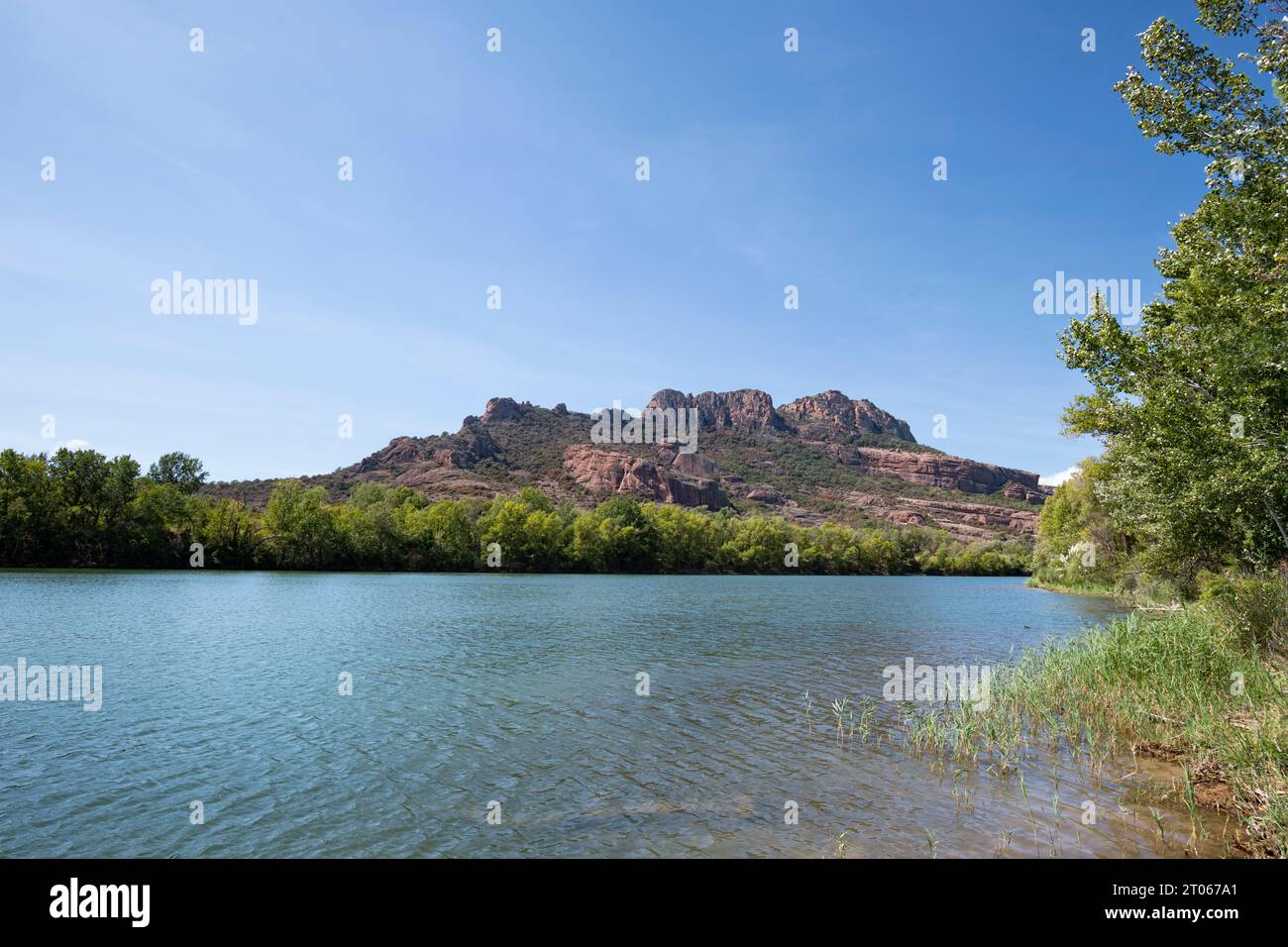 Rocher de Roquebrune e il fiume Argent in primo piano con spazio fotocopie, Roquebrune-sur-Argens, Francia, una destinazione turistica Foto Stock