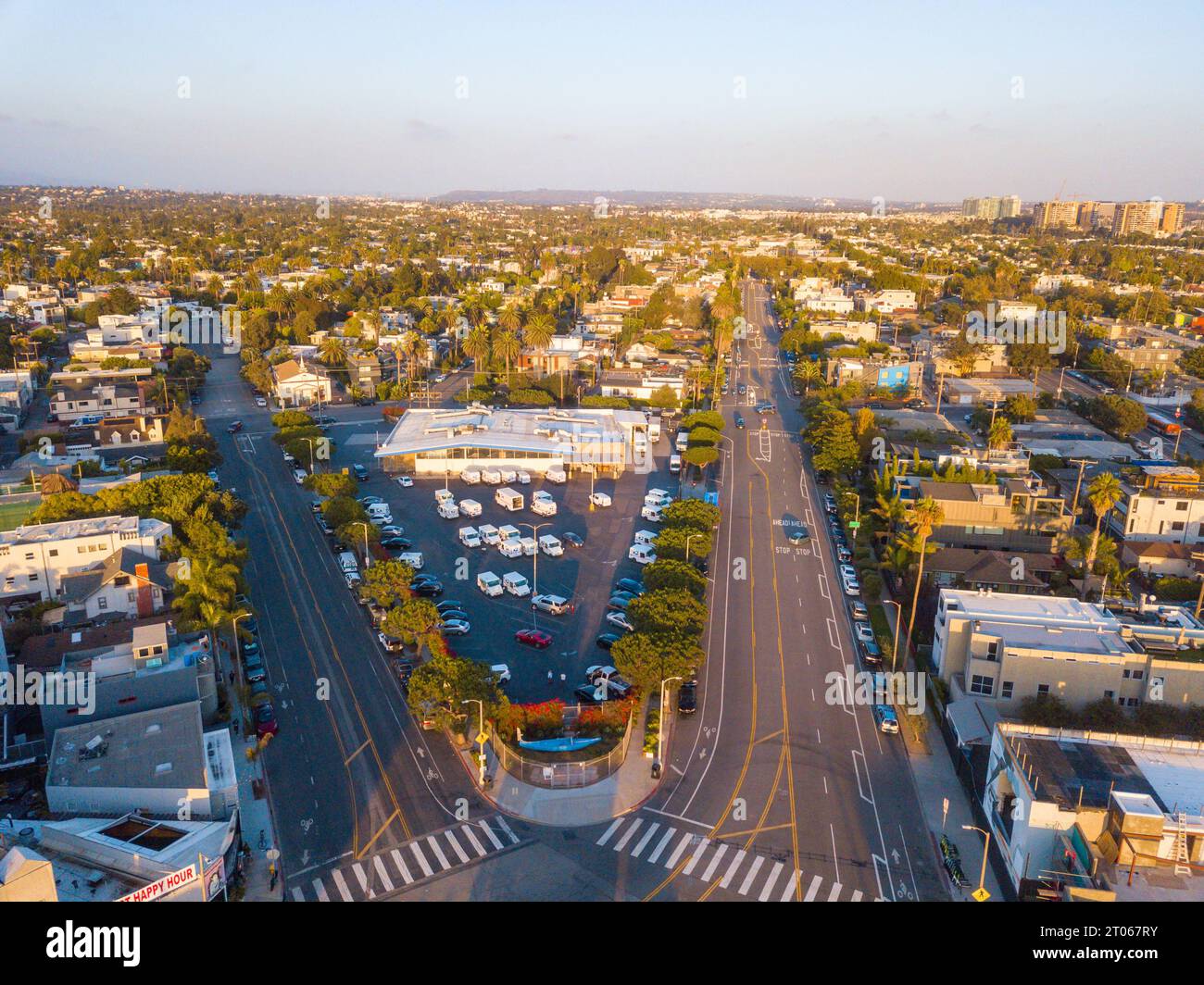 Venice Beach, California, foto scattate durante il tramonto in autunno. Cieli parzialmente nuvolosi con vista sulla passerella della spiaggia di venezia, palme, oceano pacifico, Foto Stock