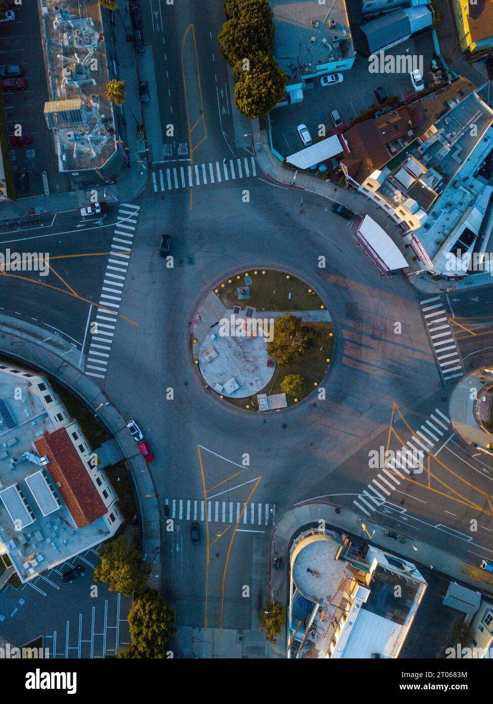 Venice Beach, California, foto scattate durante il tramonto in autunno. Cieli parzialmente nuvolosi con vista sulla passerella della spiaggia di venezia, palme, oceano pacifico, Foto Stock