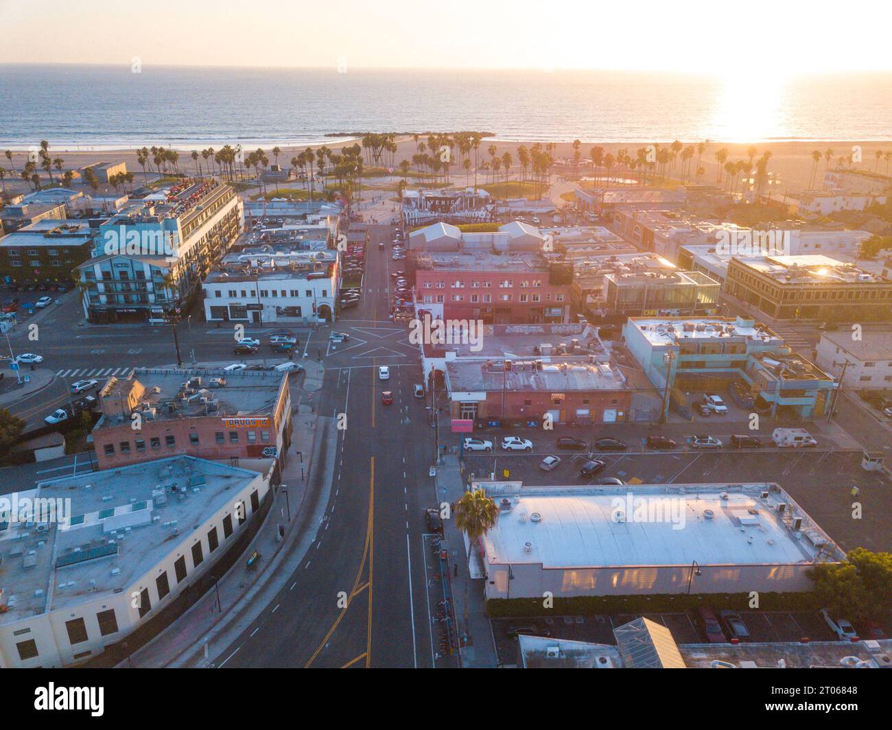 Venice Beach, California, foto scattate durante il tramonto in autunno. Cieli parzialmente nuvolosi con vista sulla passerella della spiaggia di venezia, palme, oceano pacifico, Foto Stock